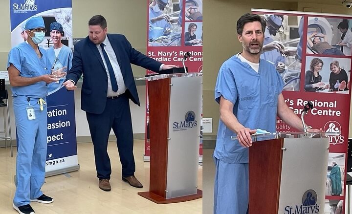 Dr. Umjeet Jolly, électrophysiologiste cardiaque au St. Mary’s General Hospital, reçoit des mains de Richard Matthew